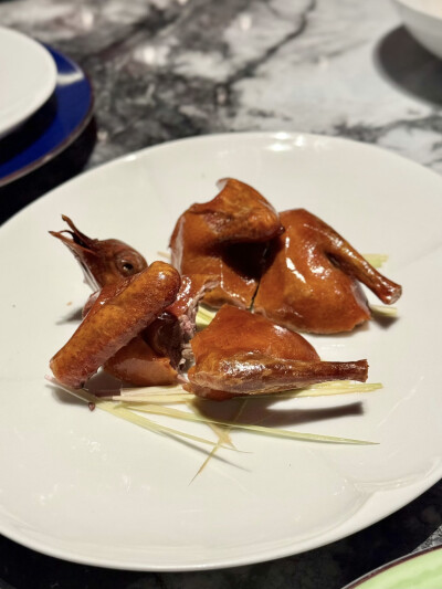 隐于春城食在云飨
烟火气要吸漂亮饭也要尝
这几天的小鸽砸吃得够够哒回到村里馋虫应该可以关得牢牢哒
版纳树番茄真酸呐嗜酸之人也觉酸