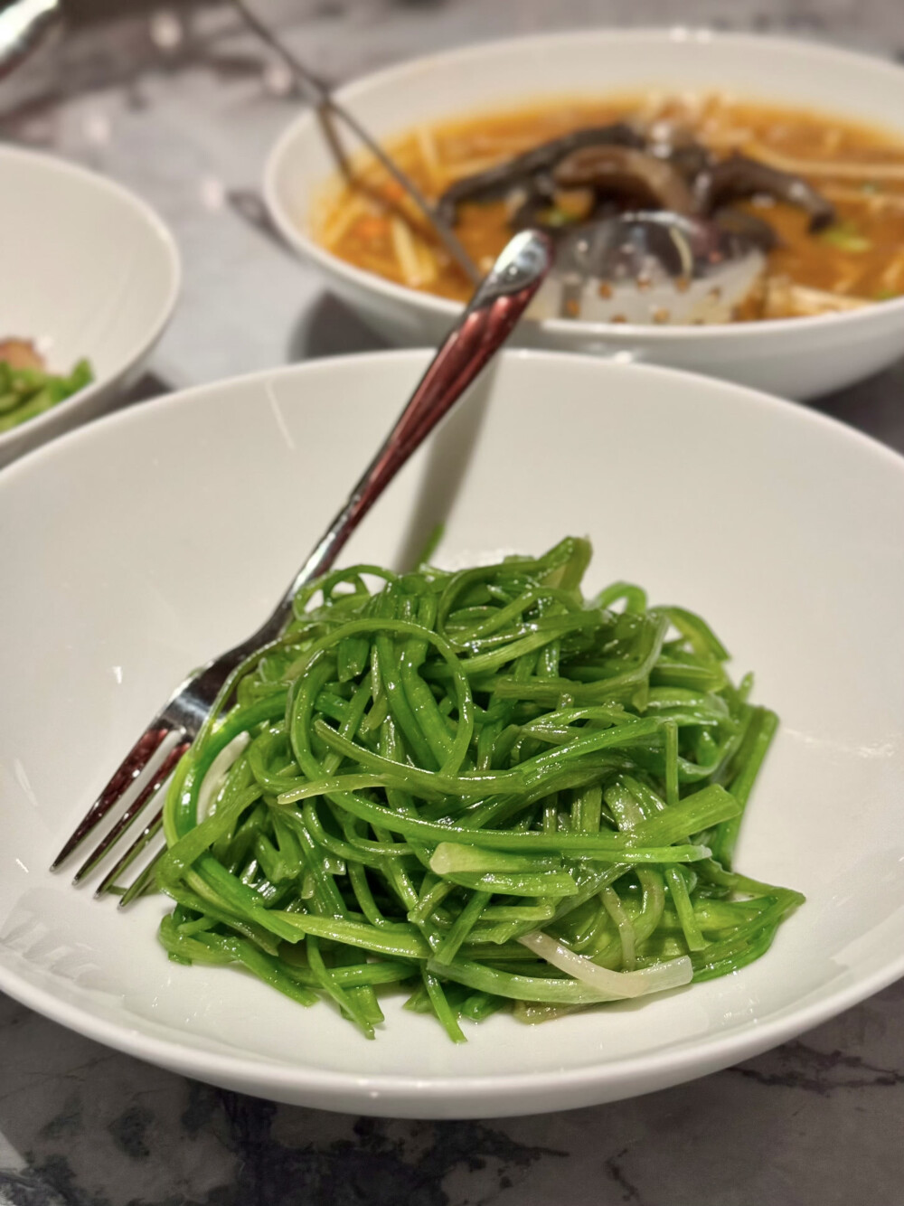 隐于春城食在云飨
烟火气要吸漂亮饭也要尝
这几天的小鸽砸吃得够够哒回到村里馋虫应该可以关得牢牢哒
版纳树番茄真酸呐嗜酸之人也觉酸