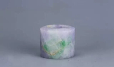 清代  紫罗兰翡翠扳指
观复博物馆藏
