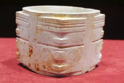 新石器时代  良渚文化玉琮[cóng]
南京博物院藏
