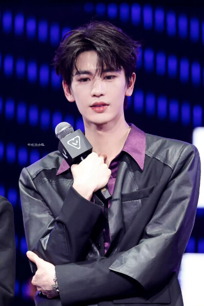 cr.WildBluebell·张凌赫