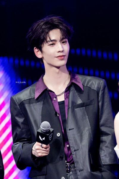 cr.WildBluebell·张凌赫