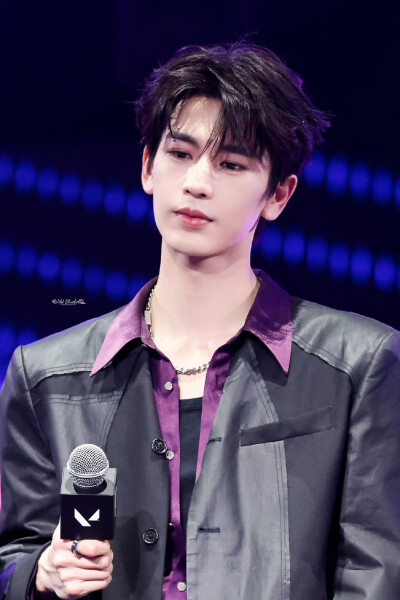 cr.WildBluebell·张凌赫