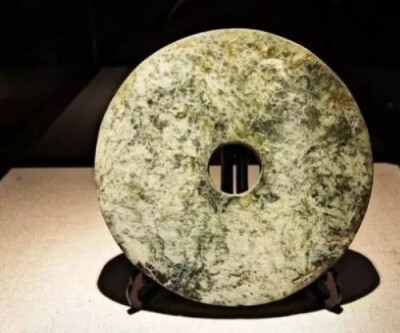 新石器时代  良渚文化玉璧
南京博物院藏
