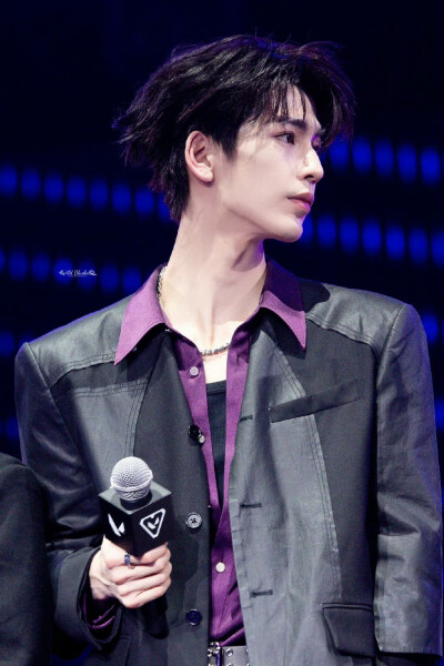 cr.WildBluebell·张凌赫