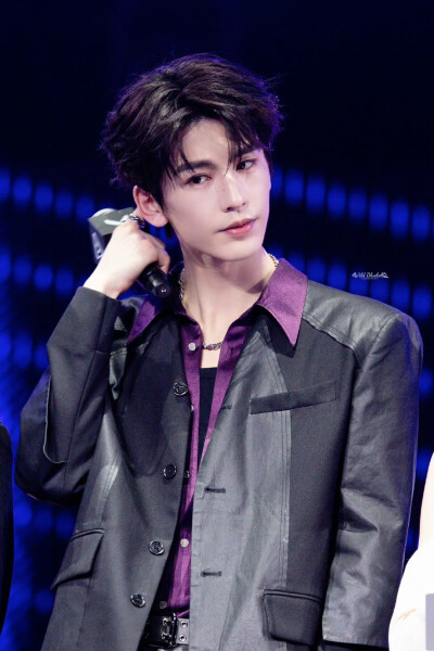 cr.WildBluebell·张凌赫