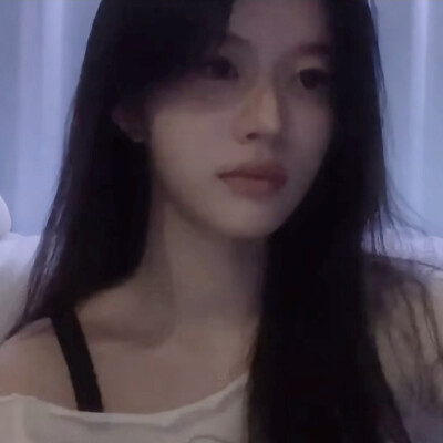 如果全世界都在指责你，那姐姐蹲下来抱抱你