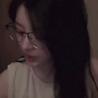 如果全世界都在指责你，那姐姐蹲下来抱抱你