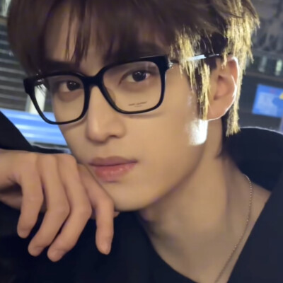 虽然我不是眼镜控，但是眼镜男真的很可爱，当然，我只是说一说,我不是眼镜控。但是眼镜男真的很能引起人的保护欲，虽然我不是眼镜控，但是能遇到一个善良可爱的眼镜男，实在是太幸福了，当然了，我不是眼镜控。如果…