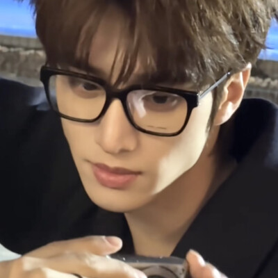 虽然我不是眼镜控，但是眼镜男真的很可爱，当然，我只是说一说,我不是眼镜控。但是眼镜男真的很能引起人的保护欲，虽然我不是眼镜控，但是能遇到一个善良可爱的眼镜男，实在是太幸福了，当然了，我不是眼镜控。如果…