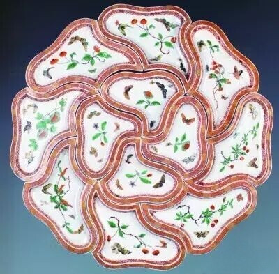 清代  五彩蝶恋花攒盘
中国国家博物馆藏
