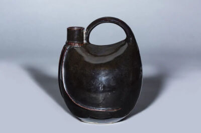 辽代 北方窑口黑釉皮囊壶
观复博物馆藏
