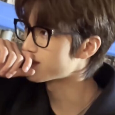 虽然我不是眼镜控，但是眼镜男真的很可爱，当然，我只是说一说,我不是眼镜控。但是眼镜男真的很能引起人的保护欲，虽然我不是眼镜控，但是能遇到一个善良可爱的眼镜男，实在是太幸福了，当然了，我不是眼镜控。如果…