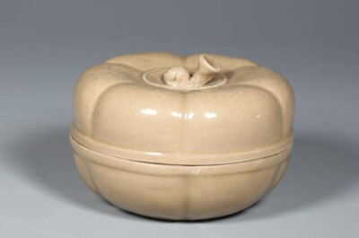 北宋  越窑青釉柿形盒
观复博物馆藏
