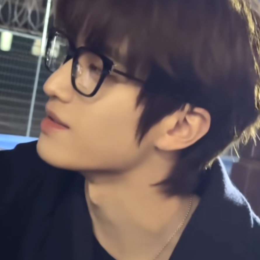 虽然我不是眼镜控，但是眼镜男真的很可爱，当然，我只是说一说,我不是眼镜控。但是眼镜男真的很能引起人的保护欲，虽然我不是眼镜控，但是能遇到一个善良可爱的眼镜男，实在是太幸福了，当然了，我不是眼镜控。如果我能找到这样的眼镜男的话，大概我的人生也会被他的温暖和可爱照耀的闪闪发光吧，当然，我只是说说，毕竟我不是眼镜控。首先，我不是眼镜控，从没有对眼镜男有什么幻想,毕竟我不是眼镜控，但是该说不说的,眼镜男确实很好看，可我确实不是眼镜控，我也不是说喜欢眼镜，我不是变态也不是眼镜控，有一说一要是能牵个手一起散步就更好了，但我并不是眼镜控