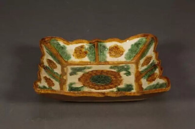 辽代  三彩四方花口盘
观复博物馆藏
