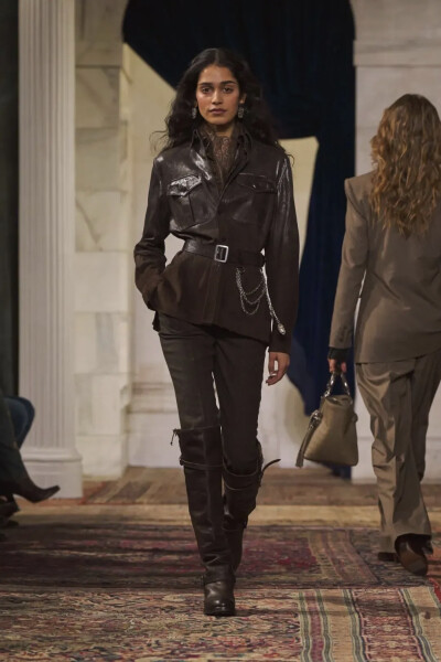 恰如拉夫·劳伦所言：“我深爱对风格的无尽探索。2026秋季系列，正源于这般不羁与女性自信魅力的启迪。”