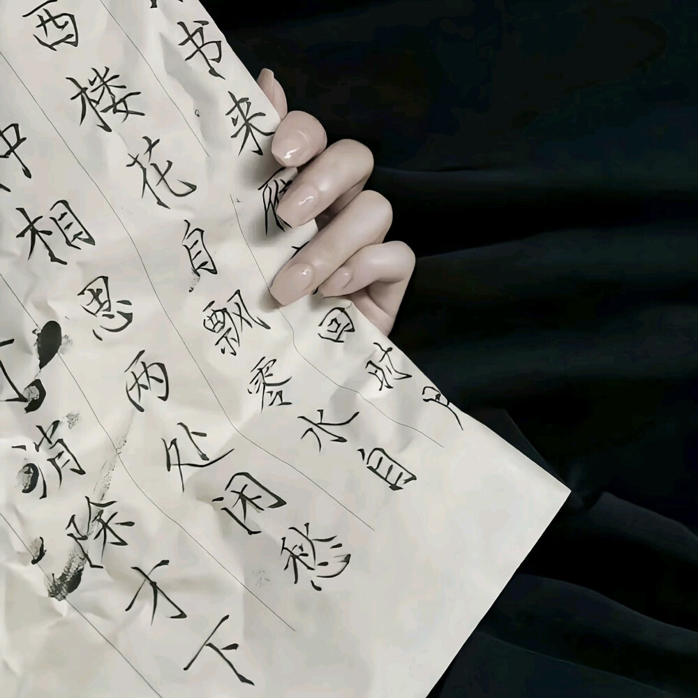 落日溺在云层里月光散落森林里 