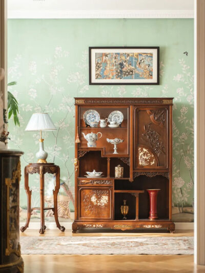 19世纪法国出品东方风格瑞兽蟠龙造型铜鎏金精雕装饰花鸟主题嵌母贝多宝阁式展柜