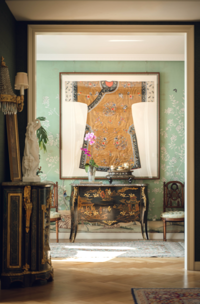 19世纪末中国晚清时期出品香色缎绣富贵花果及祥瑞彩蝶纹氅衣