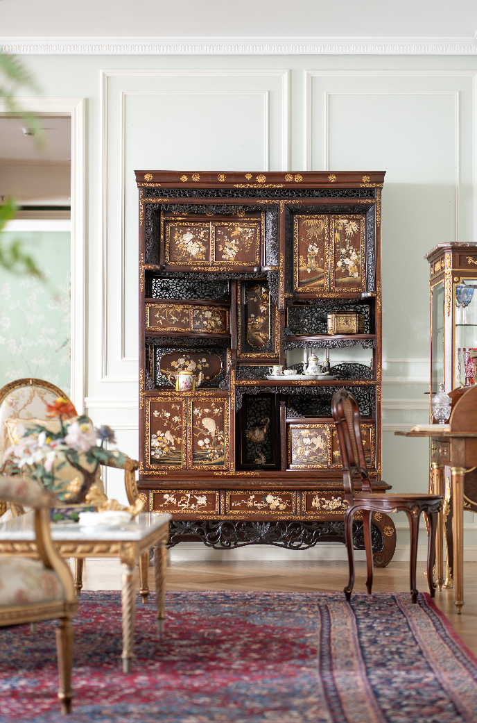 1880年代日本明治时期出品吉祥花草镂雕描金装饰「游春图」芝山镶嵌多宝阁
