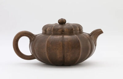 清 陈鸣远 菱花壶
美国国立亚洲艺术博物馆（弗瑞尔美术馆）藏
