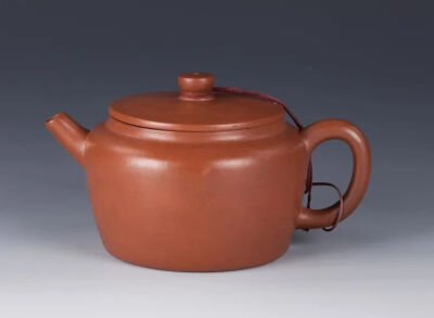 乾隆十三年制铭 惠孟臣款 宽口圆壶
（“品茶”为盖内刻铭）
香港中文大学文物馆
