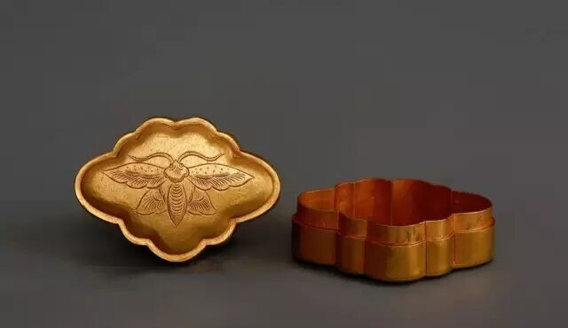 辽代  錾花蝴蝶纹花形金盒
  上海观复博物馆藏
