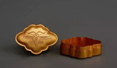 辽代  錾花蝴蝶纹花形金盒
  上海观复博物馆藏
