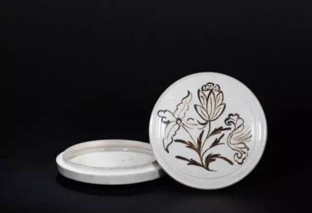 北宋  磁州窑白釉褐彩水草纹粉盒 
观复博物馆藏
