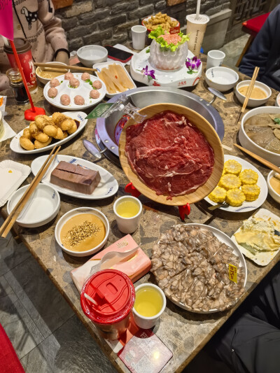 情人节花花，哥哥请我弟弟还有大饼一起吃火锅