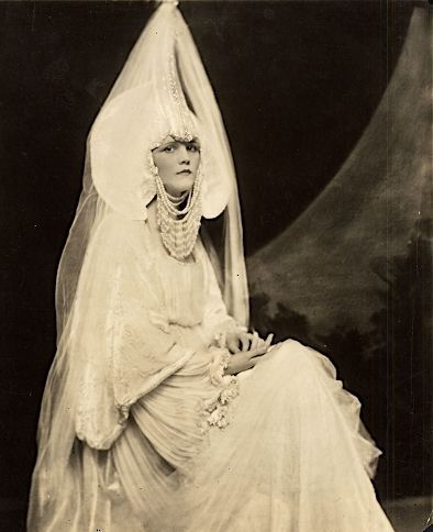 1920年，简·卡罗尔在《齐格飞的愚蠢行为》中。摄影师未被提及。来自大卫·希尔兹。