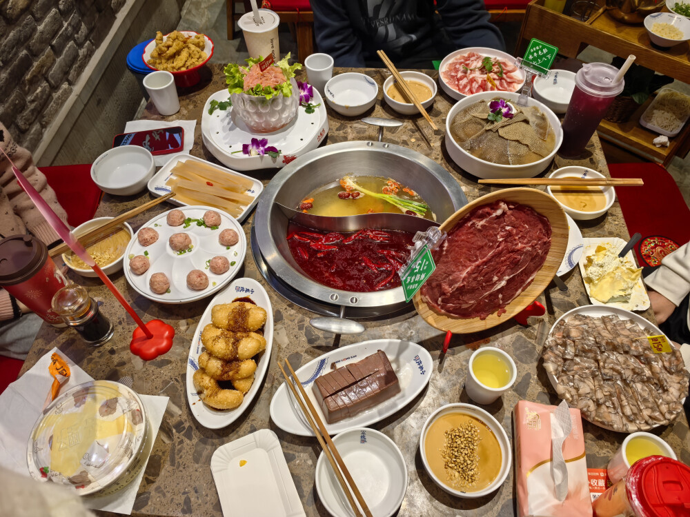 情人节花花，哥哥请我弟弟还有大饼一起吃火锅