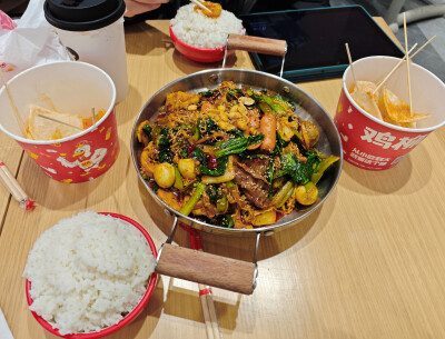 嗯对带我弟弟吃麻辣香锅和鸡柳大人