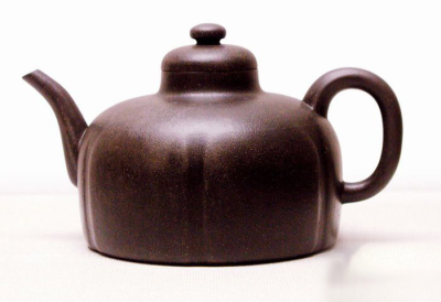 “大明正德八年供春”款 六瓣圆囊壶
香港茶具文物馆藏
