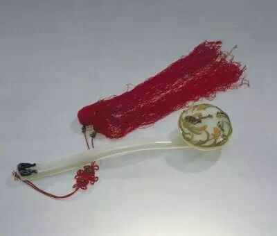 ▲清·白玉镶嵌“岁岁平安”图如意
（通长33cm，如意头宽8.5cm）
