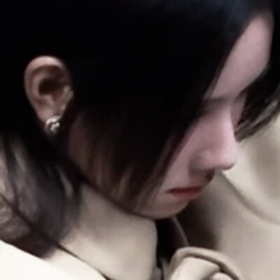 陛下你的裙摆歪了