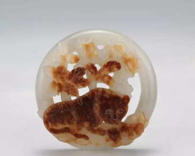 金代  白玉巧雕双虎纹秋山佩
观复博物馆藏
