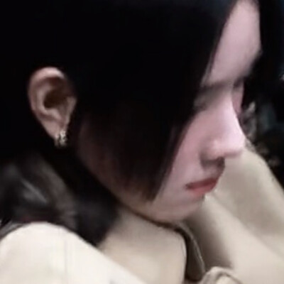 陛下你的裙摆歪了