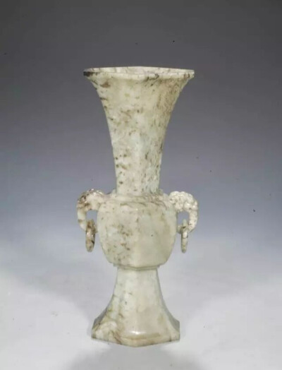 明代  青白玉双狮耳活环花觚
观复博物馆藏
