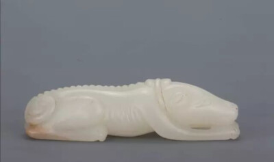 宋代 白玉雕卧狗形握
观复博物馆藏

