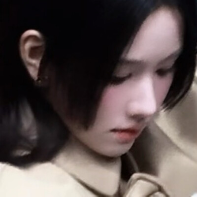 陛下你的裙摆歪了