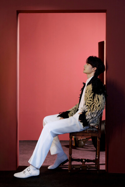 #王一博[超话]# · #王一博2026年央视总台春晚#
舞动新春，闪耀开年。青年演员、歌手@UNIQ-王一博 即将亮相《2026年春节联欢晚会》@春晚 演唱歌舞《闪耀动起来》，骏马奔腾踏春风，九州焕彩映佳节。今晚 20:00相约#春…