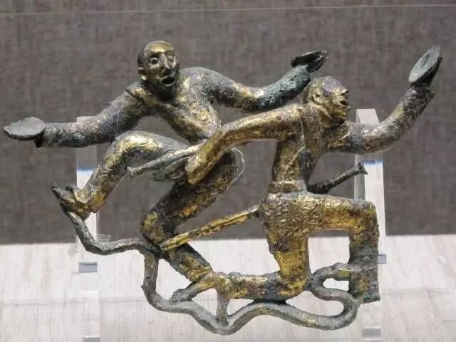 ▲ 鎏金双人盘舞铜扣饰西汉
现藏于云南省博物馆
