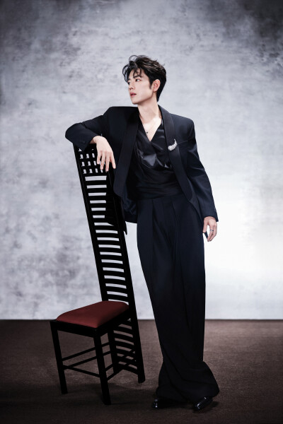 光影捕捉，赴一场视听之约。今晚与@肖战 一起以匠心守初心，聆听时代声音，见证文艺绽放。#中国网络视听盛典# ​​​