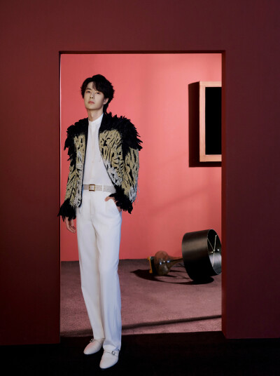 #王一博[超话]# · #王一博2026年央视总台春晚#
舞动新春，闪耀开年。青年演员、歌手@UNIQ-王一博 即将亮相《2026年春节联欢晚会》@春晚 演唱歌舞《闪耀动起来》，骏马奔腾踏春风，九州焕彩映佳节。今晚 20:00相约#春…