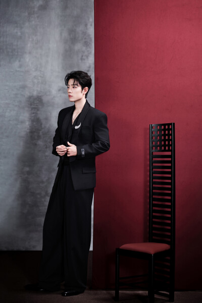 光影捕捉，赴一场视听之约。今晚与@肖战 一起以匠心守初心，聆听时代声音，见证文艺绽放。#中国网络视听盛典# ​​​