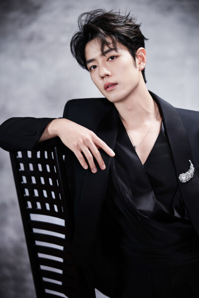 光影捕捉，赴一场视听之约。今晚与@肖战 一起以匠心守初心，聆听时代声音，见证文艺绽放。#中国网络视听盛典# ​​​