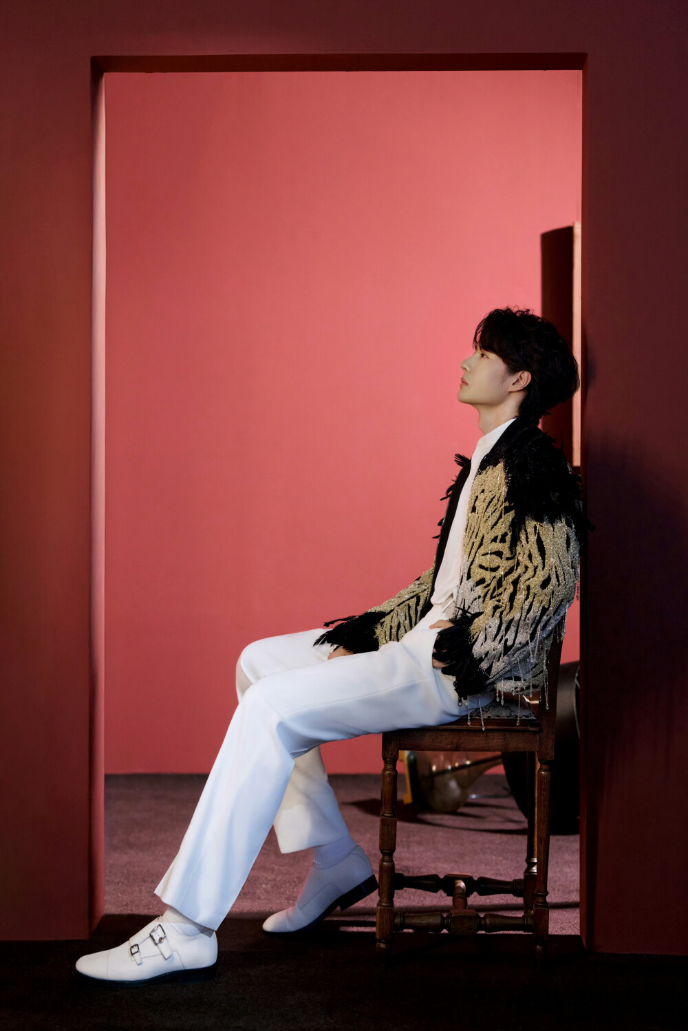 YIBO-OFFICIAL：
#王一博2026年央视总台春晚#
舞动新春，闪耀开年。青年演员、歌手@UNIQ-王一博 即将亮相《2026年春节联欢晚会》@春晚 演唱歌舞《闪耀动起来》，骏马奔腾踏春风，九州焕彩映佳节。今晚 20:00相约#春晚# ，迈向新一年！
祝大家除夕快乐，一起动！起！来！