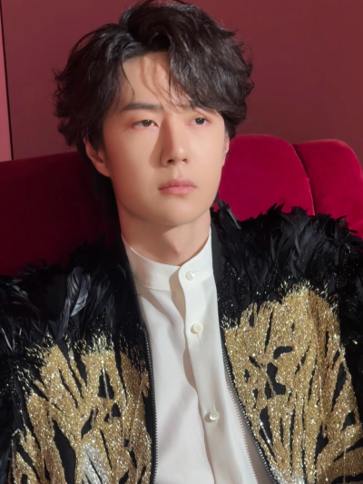 #王一博[超话]# · #王一博2026年央视总台春晚#
这live也太闪耀了吧@UNIQ-王一博
一起期待今晚20:00《2026年春节联欢晚会》#春晚#歌舞节目 《闪耀动起来》！[你好] ​​​